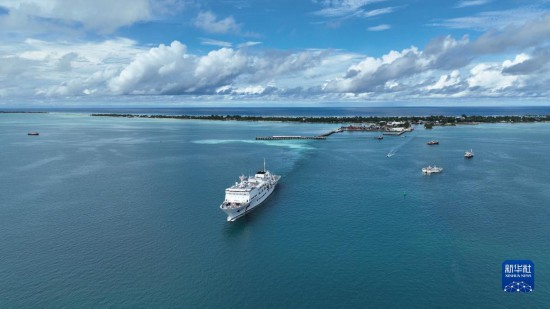 7月22日，中國海軍“和平方舟”號醫院船結束基里巴斯訪問，駛離塔拉瓦港。新華社發（桂江波 攝）