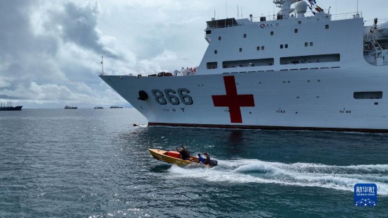 7月22日，中國海軍“和平方舟”號醫院船駛離塔拉瓦港途中，基里巴斯當地民眾駕船揮手告別。新華社發（桂江波 攝）