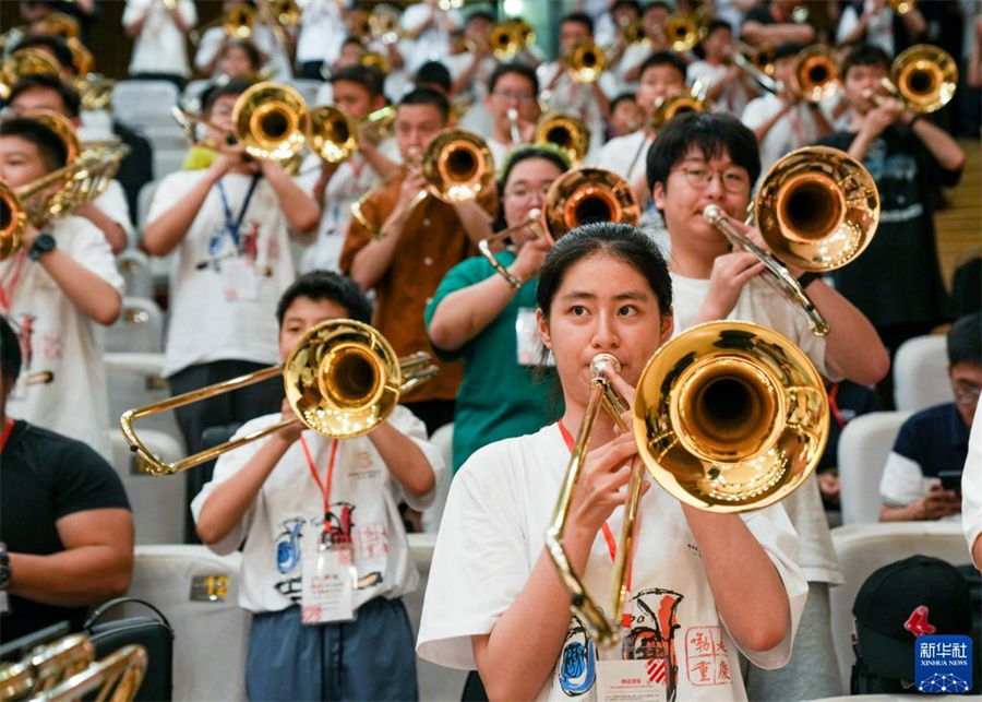 8月1日，在第九屆中國國際低音銅管藝術節的一場公益大師課上，低音銅管樂器愛好者在練習長號。新華社記者 劉潺 攝