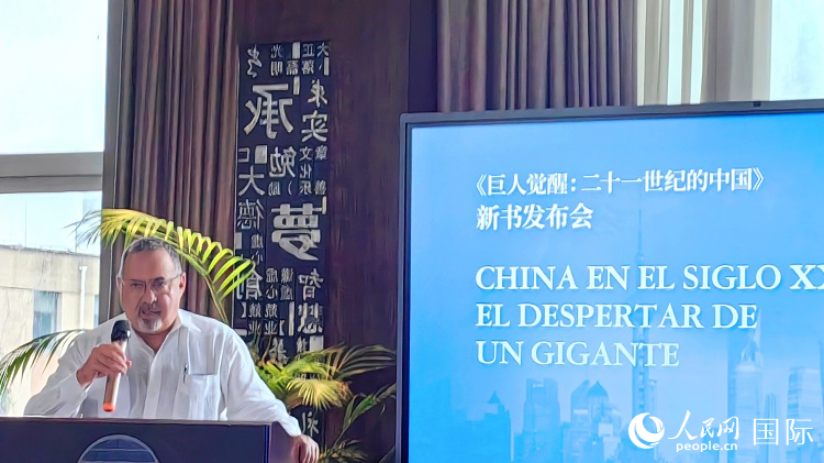 羅德里格斯博士現場介紹著作。吳志華攝