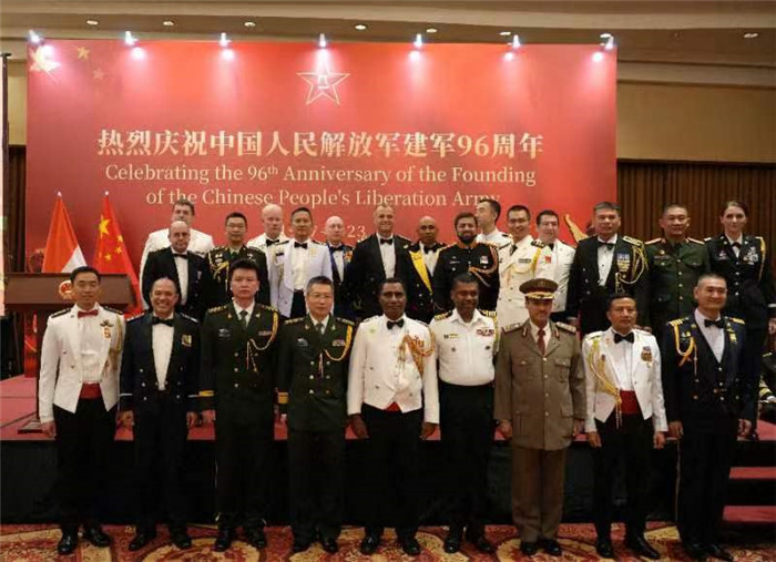 圖為徐勝武官與參加招待會的各國武官、武官處代表合影。中國駐印度尼西亞使館供圖