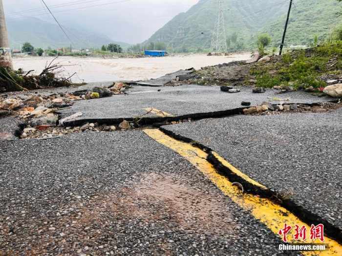 受臺風“杜蘇芮”影響，7月29日至8月1日，河北省淶水縣普降暴雨，持續強降雨和強風天氣引發洪水險情。連日來，當地組織數千人搶險救援隊伍，集中力量加快排水、清理路面、救援拋錨車輛、搶修倒伏電線桿等工作。8月1日，方便面、飲用水、火腿腸、面包等首批調撥救災物資送抵救災一線，并于當天發放到受災群眾手中。目前，淶水縣受損交通、電力、通信等基礎設施正在加緊搶修，山區受困人員已分批轉移，各項搶險救災工作正在有序進行中。圖為淶水縣婁村鎮南安莊村被洪水沖毀的路面。(文/呂子豪 楊猛)李金璐 攝