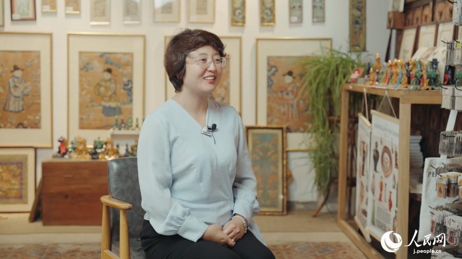 圖為瓷器修復藝術家王京。人民網記者 張若涵攝