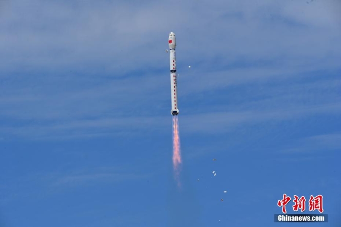8月3日11時47分，中國在酒泉衛星發射中心用長征四號丙遙四十四運載火箭，成功發射風云三號06星，衛星順利進入預定軌道，任務取得圓滿成功。該衛星將接替在軌超期服役的風云三號C星，探測數據主要用于天氣預報、大氣化學和氣候變化監測業務及研究。汪江波 攝