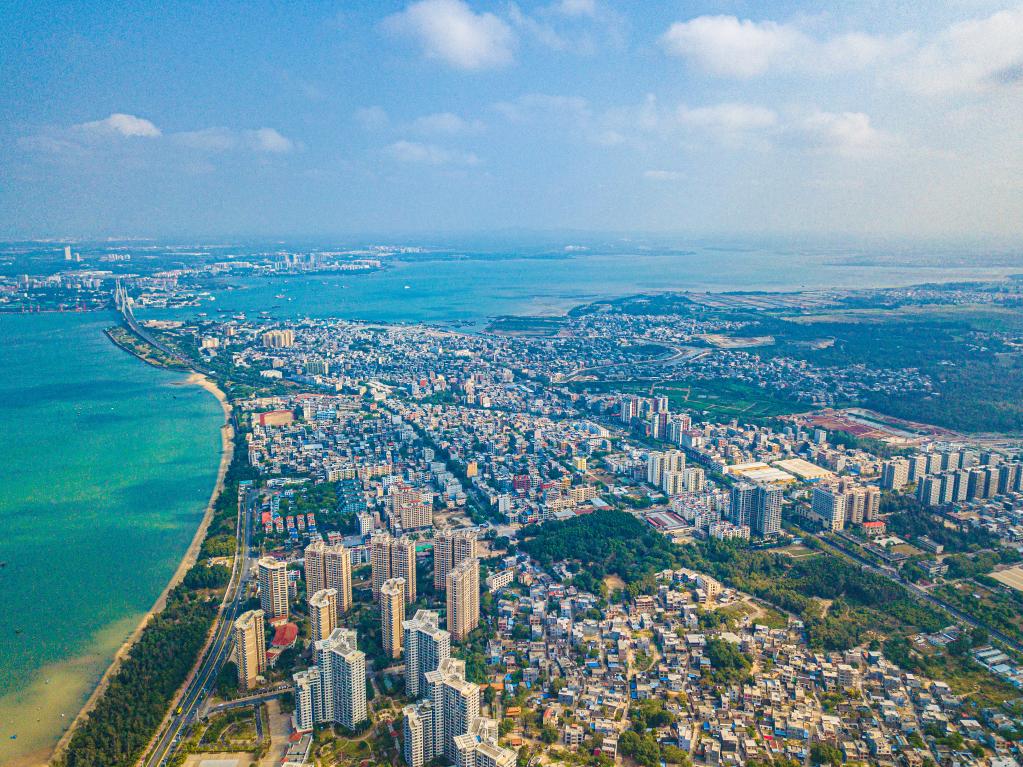這是海南自貿港重點園區——洋浦經濟開發區所在的環新英灣地區（無人機照片，2023年2月26日攝）。新華社記者 蒲曉旭 攝