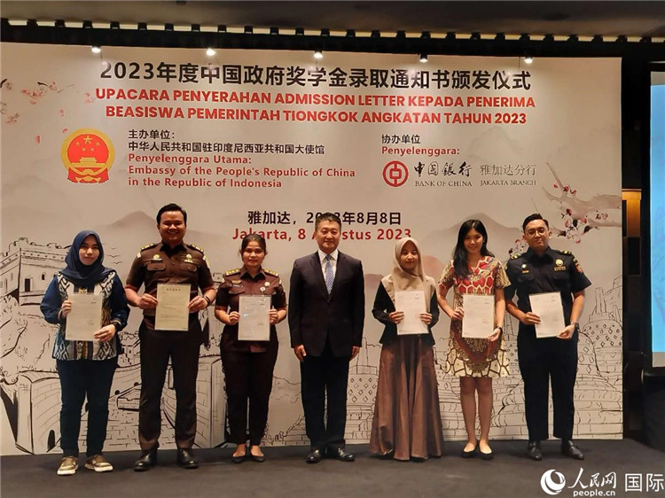陸慷大使與獲得中國政府獎學金的印尼學子合影。 人民網記者 李培松攝