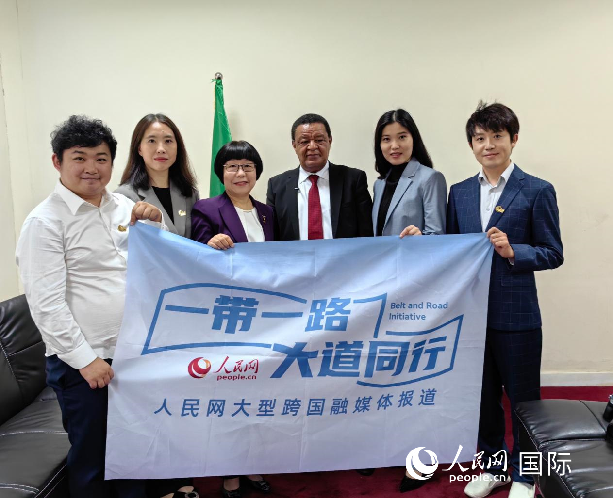 穆拉圖·特肖梅與人民網記者合影。