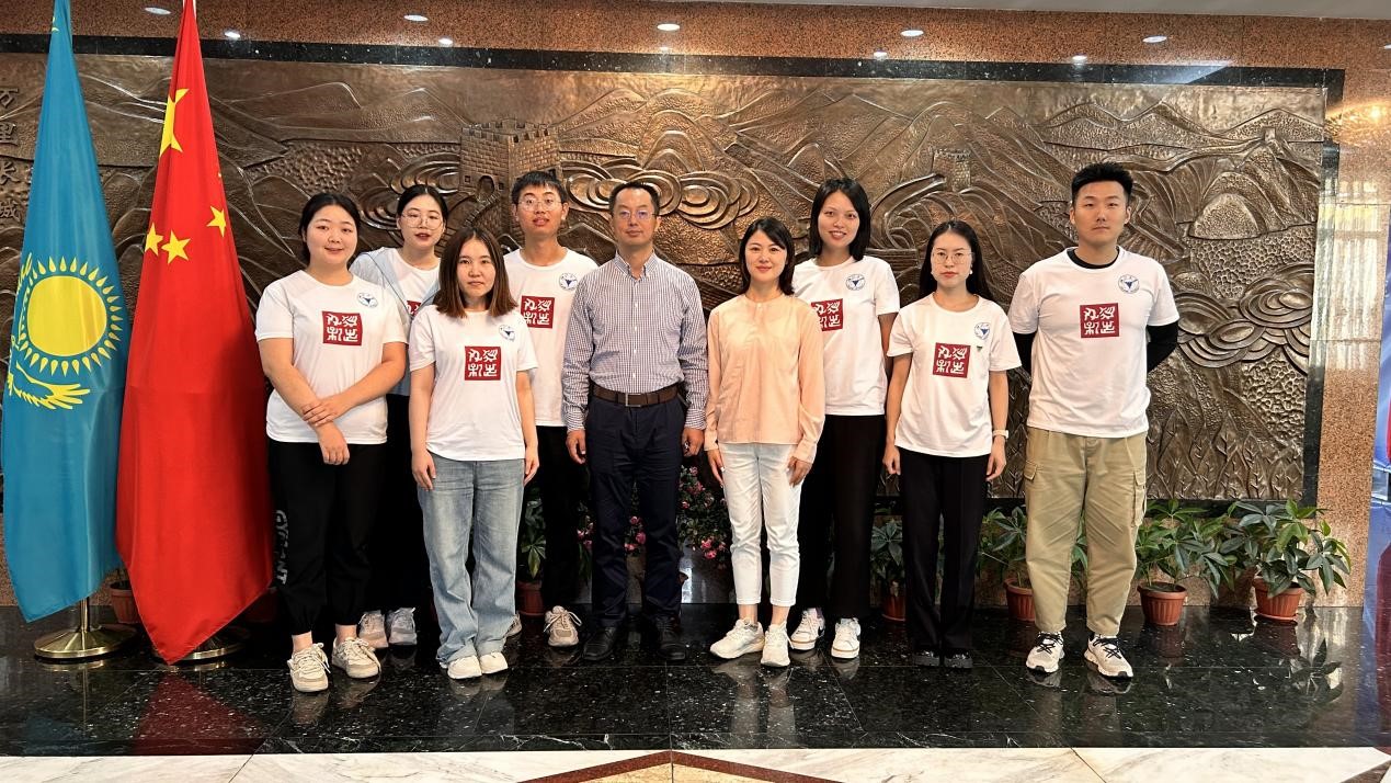 浙江大學實踐團拜訪中國駐阿拉木圖總領館。浙江大學供圖