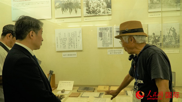 毒氣島歷史研究所事務局長山內正之在毒氣資料館為大家介紹日軍發動毒氣戰的罪證。人民網 蔣曉辰攝