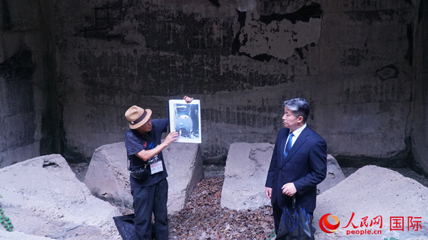 毒氣島歷史研究所事務局長山內正之在毒氣儲存遺址為大家介紹日軍發動毒氣戰的罪證。人民網 蔣曉辰攝