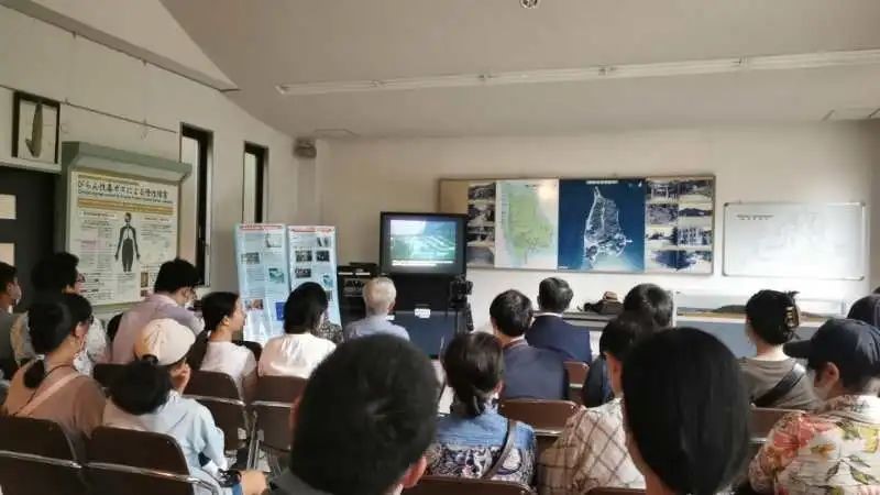 觀看日軍發動毒氣戰的影像資料。中國駐大阪總領事館供圖