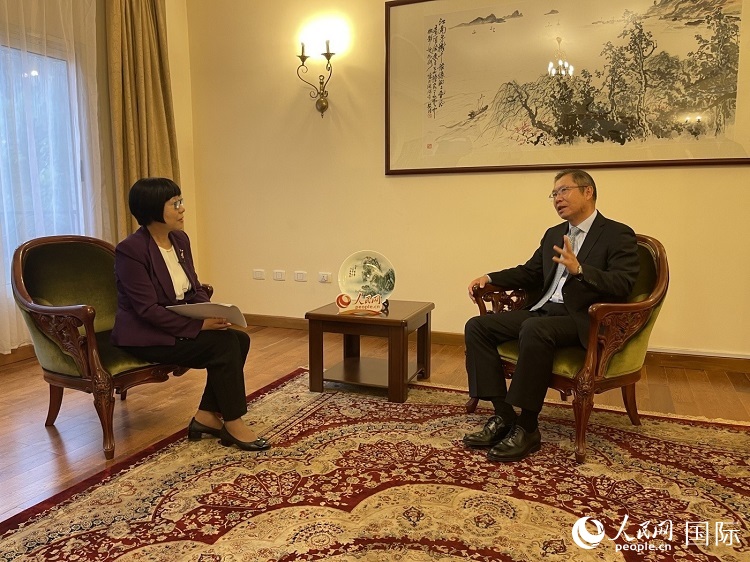 胡長春大使（圖右）接受人民網記者唐維紅采訪。人民網記者 趙艷紅攝