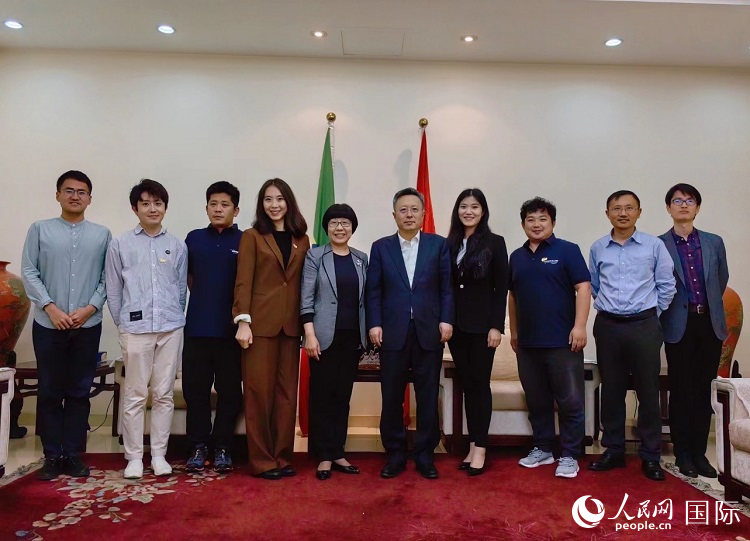 趙志遠大使（右五）、使館工作人員與人民網記者合影。