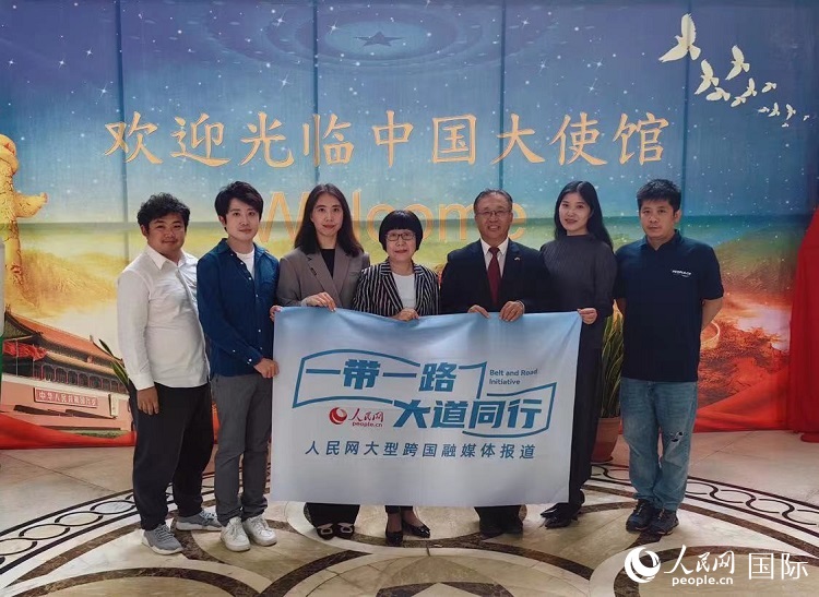 崔建春大使（右三）與人民網記者合影。