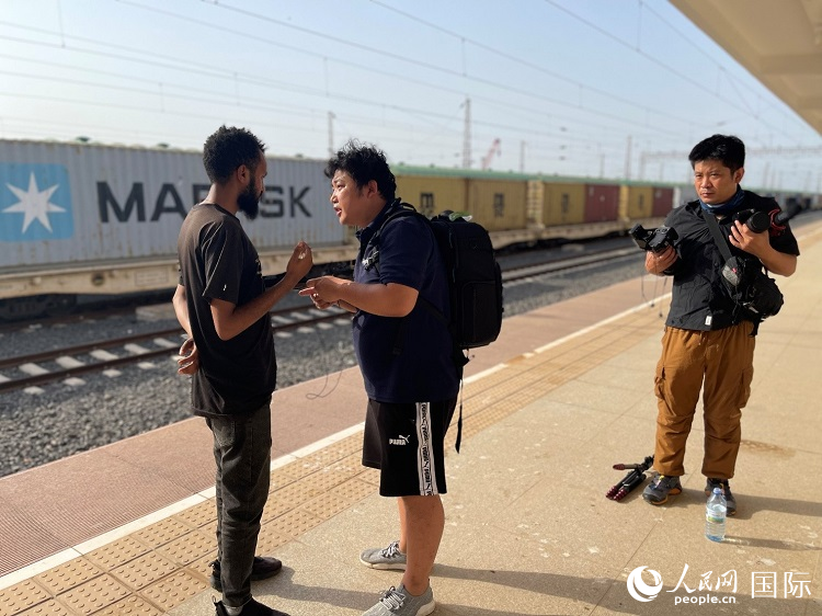 亞吉鐵路吉布提線工作人員介紹列車運營情況。人民網記者 趙艷紅攝