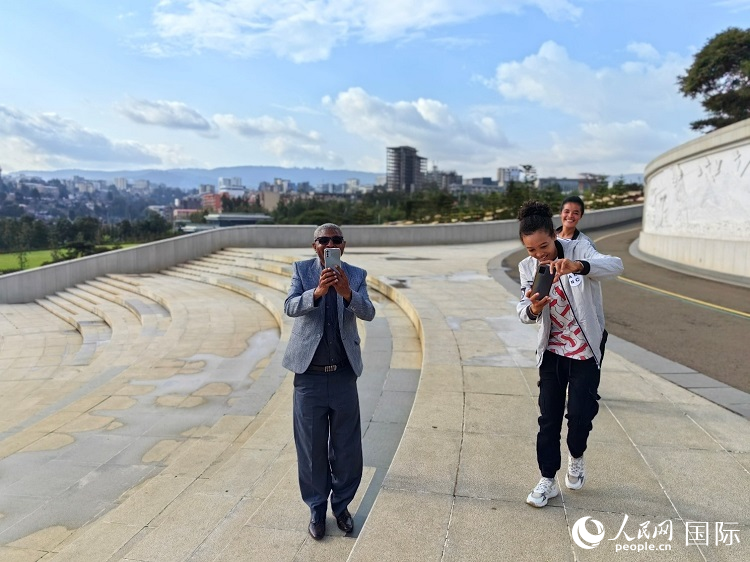 亞的斯亞貝巴友誼廣場的游客與人民網記者互動。人民網記者 陳星星攝