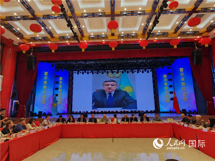 哈外交部駐阿拉木圖副代表拉伊莫夫視頻致辭。人民網記者 李強攝