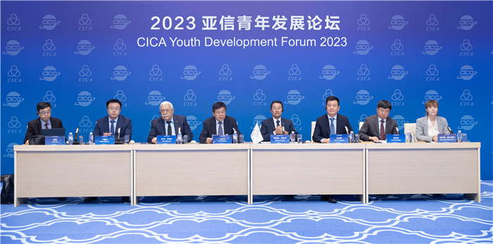 2023亞信青年發展論壇嘉賓發言現場。人民畫報供圖