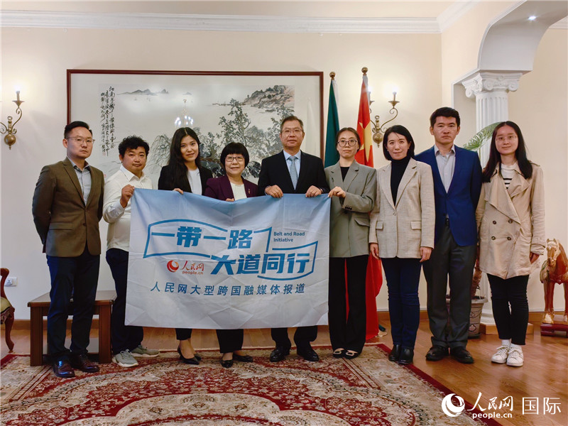 胡長春大使、駐非盟使團工作人員與人民網記者合影。