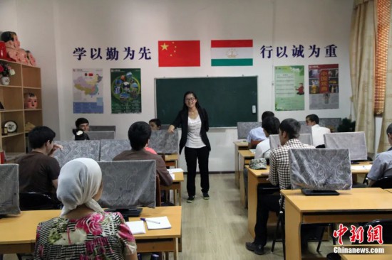 2014年，塔吉克斯坦國立民族大學的孔子學院內，教師正在為塔吉克斯坦學生授課。田冰 攝
