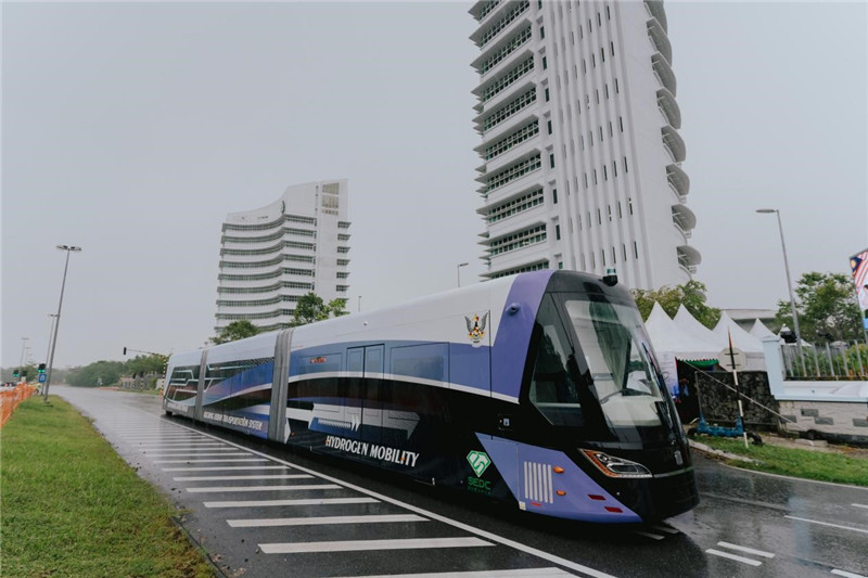 9月6日下午，由中車株洲所自主研發制造的全球首輛氫能源智軌電車正式亮相馬來西亞砂拉越州古晉市。中車株洲所供圖