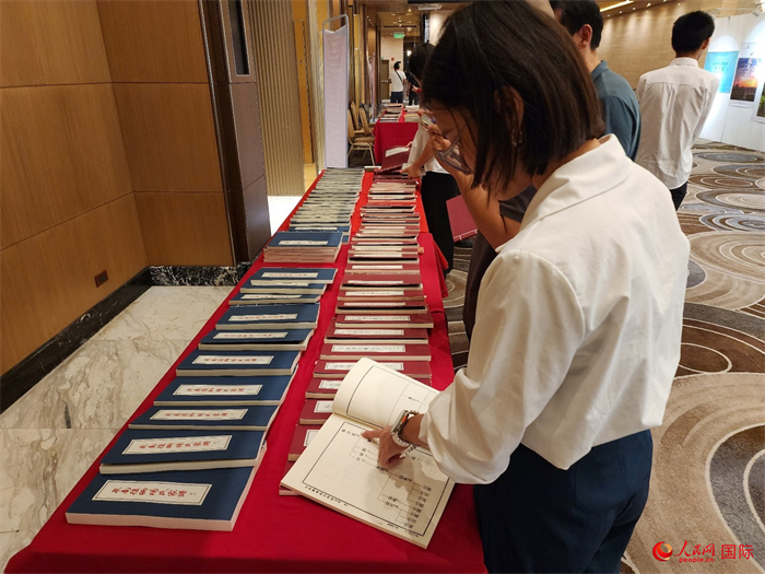 現場嘉賓參觀“根脈尋蹤”泉州百個家族移民菲律賓族譜展。人民網記者 樊帆攝