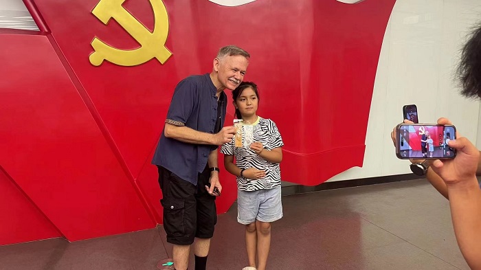 潘維廉和志愿講解員紀念合影。主辦方供圖