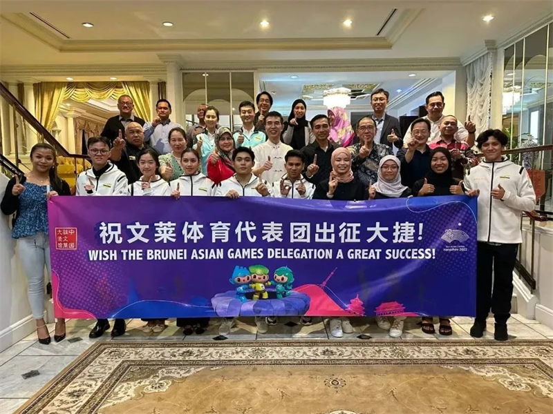 肖建國大使同參加歡送儀式的文方嘉賓、代表團成員等合影留念。圖片由使館提供