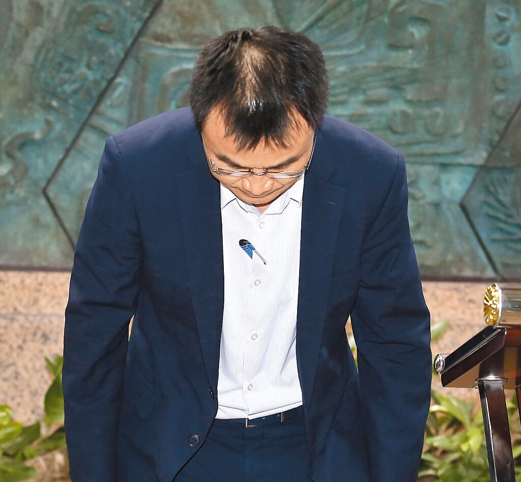 臺農業部門負責人陳吉仲19日傍晚舉行記者會說明項目進口雞蛋議題，當日晚間8點在臉書上宣布辭職。 圖片來源：臺灣“中時新聞網”