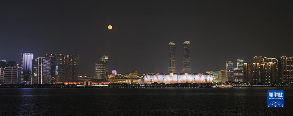 這是9月29日在杭州拍攝的杭州奧體中心體育場和滿月。新華社發（李忠攝）