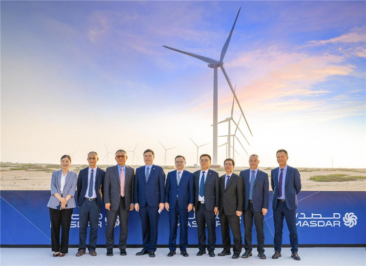 中方建設者在風電場合影。中國電建供圖