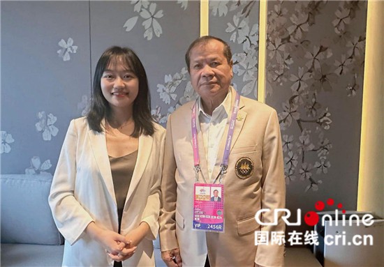 　　△柬埔寨國家奧委會主席、柬埔寨亞運代表團團長唐坤（右）接受記者采訪