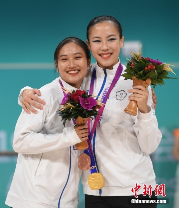10月7日，杭州第19屆亞運會輪滑項目女子花樣輪滑單人滑長節目決賽在錢塘輪滑中心舉行。結合短節目決賽成績，中國臺北選手洪筱晴(左)以94.38分的總成績奪得女子花樣輪滑單人滑冠軍，中國臺北選手張致如(右)獲得季軍。<a target='_blank' href='/'><p  align=