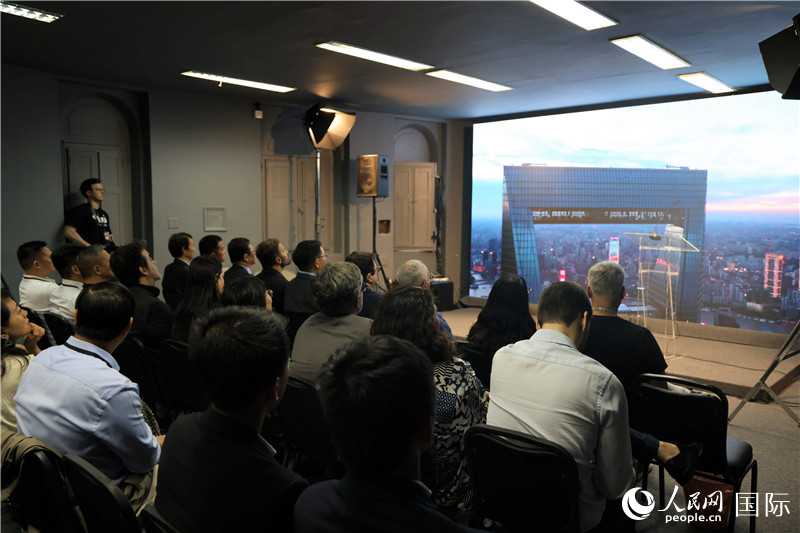與會嘉賓在現場觀看“中國影視作品展播季”活動宣傳片。人民網記者 時元皓攝