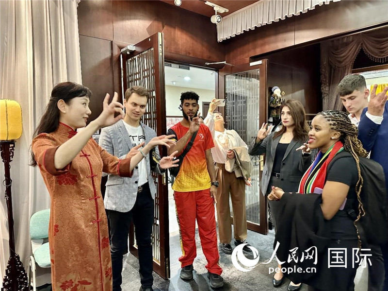 國際民間人士代表團參觀古北市民中心昆曲教室。人民網記者 周雨攝