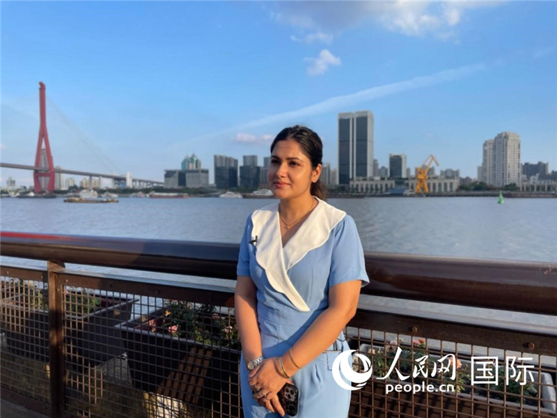 孟加拉國Channel24電視頻道主持人伊斯拉特·阿敏在上海市楊浦濱江接受采訪。 人民網記者 張榮攝