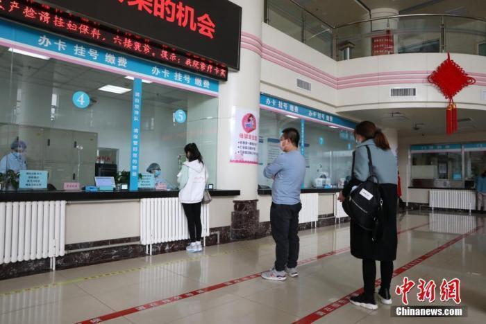 資料圖：市民在醫院門診大廳間隔排隊掛號。<a target='_blank' href='/'><p  align=