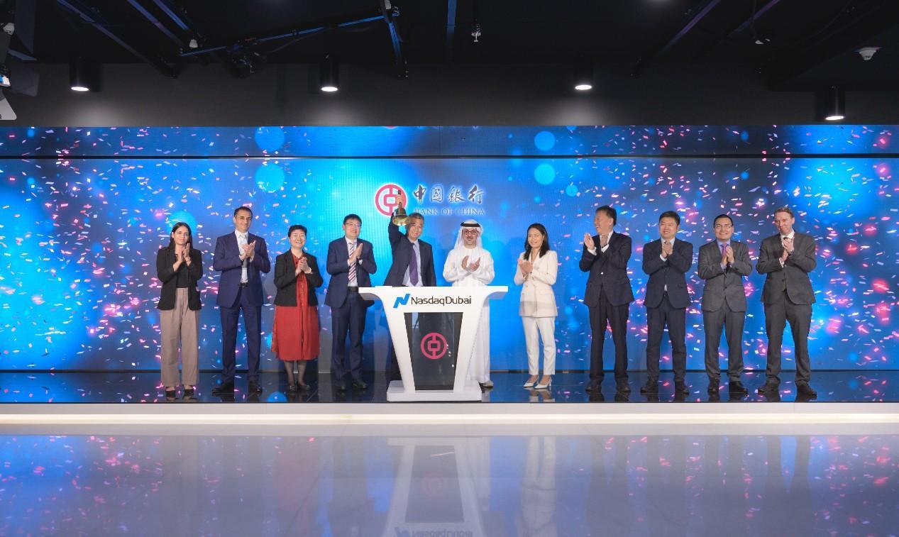 圖為中外嘉賓出席搖鈴儀式。迪拜納斯達克供圖