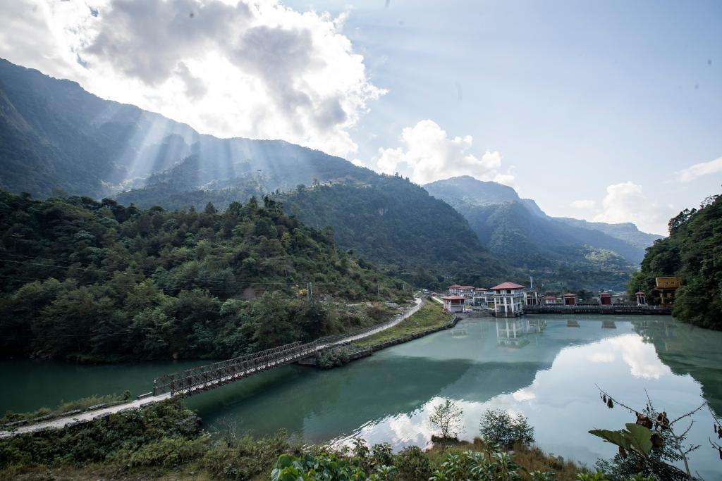 這是2022年11月8日拍攝的尼泊爾上馬相迪A水電站大壩。上馬相迪A水電站位于尼泊爾西部勒姆宗縣，2013年1月開工建設，2017年1月1日投入商業運營。該水電站投入運營以來，極大緩解了尼泊爾電力緊缺局面。新華社發（哈里·馬哈爾詹 攝）