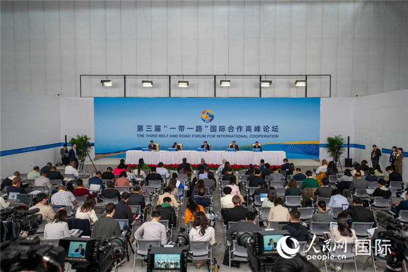 10月16日，第三屆“一帶一路”國際合作高峰論壇新聞中心在北京國家會議中心舉行首場吹風會，邀請自然資源部國際合作司和相關單位負責人介紹有關情況，并回答記者提問。人民網記者 翁奇羽攝
