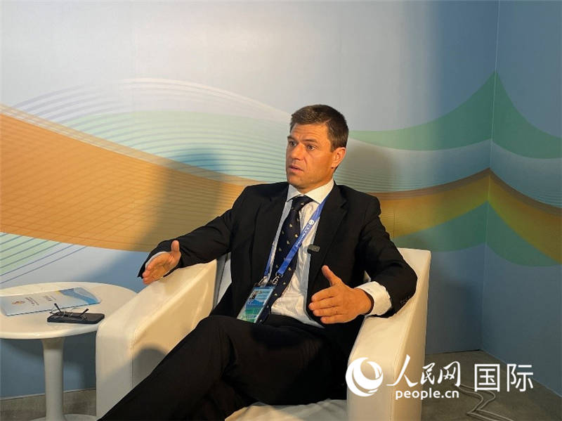 葡中工商會秘書長伯納德?門迪亞接受采訪。 人民網記者 張榮攝