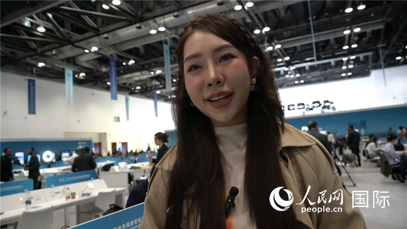 泰國TOPNEWS電視臺主播蓬薩婉?乍如潘（Phonsawan Jarupan）與記者交談。人民網 楊春燕攝