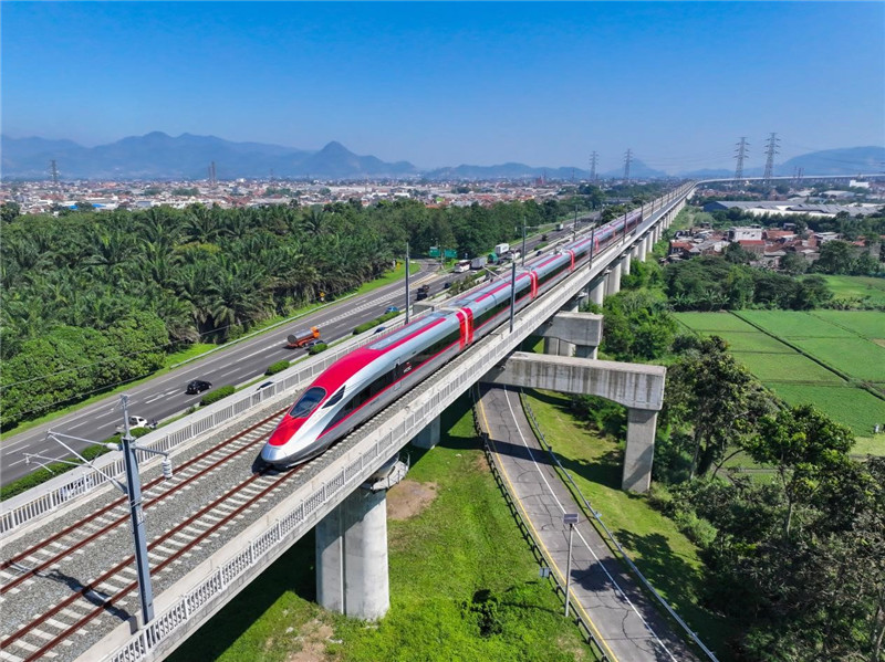 奔馳在雅萬高鐵上的動車組。中車青島四方機車車輛股份有限公司供圖