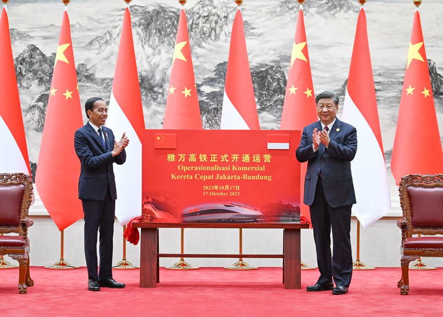 10月17日下午，國家主席習近平在北京人民大會堂同來華出席第三屆“一帶一路”國際合作高峰論壇并進行國事訪問的印度尼西亞總統佐科舉行會談。會談后，兩國元首共同為雅萬高鐵正式開通運營揭幕。