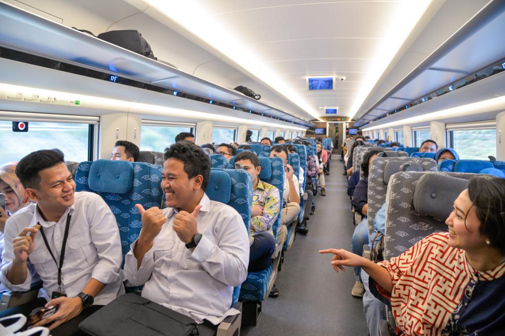 10月17日，乘客在行駛中的雅萬高鐵高速動車組列車車廂內交談。
