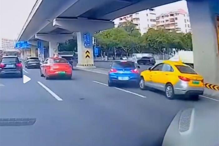視頻截圖顯示，發生碰撞的剎那，出租車后方似乎確有車燈點亮。