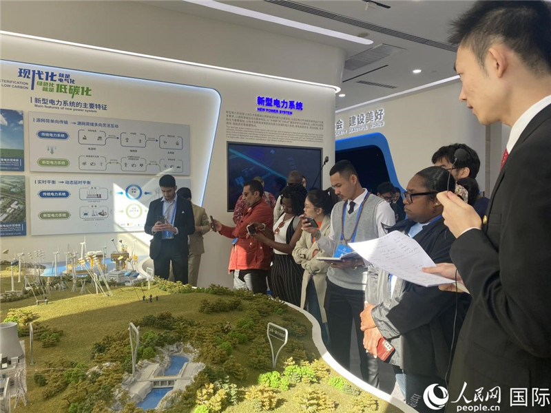 2023“一帶一路”媒體合作論壇聯合采訪團參訪中國能建。人民網記者 于洋攝