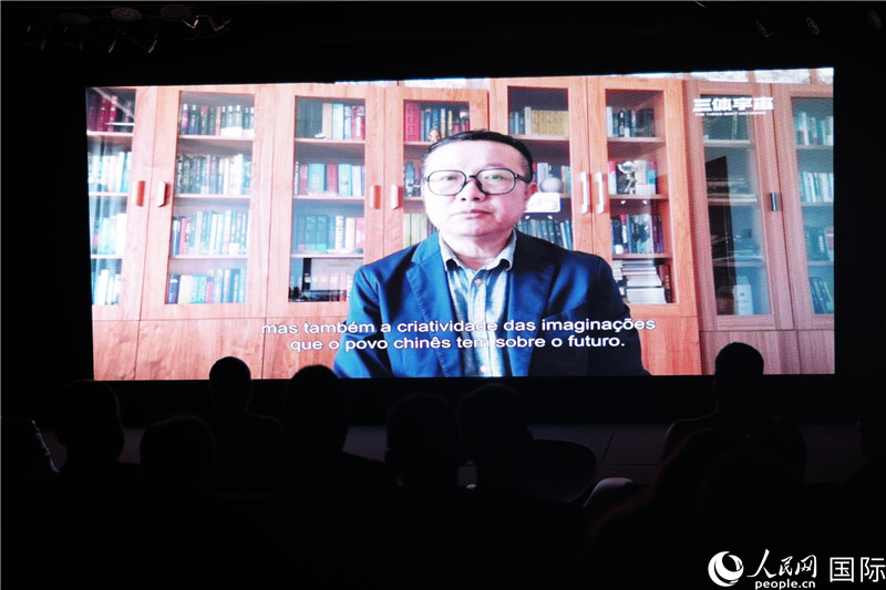 長篇小說《三體》作者劉慈欣通過視頻致辭。 人民網記者 時元皓攝