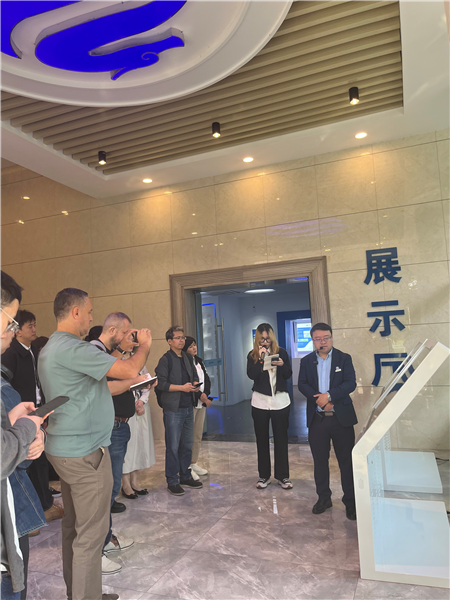 （在文瀾智谷中試產業基地，中外記者深入了解科技轉化情況 趙橙涔攝）