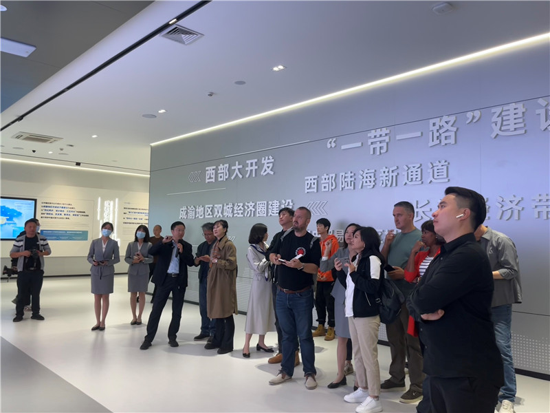 （成都國際鐵路港展廳，中外記者邊聽邊記，了解成都國際鐵路港運行情況 趙橙涔攝
